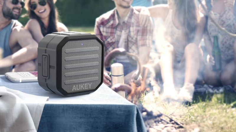 Altavoz Aukey con resistencia al agua y Bluetooth, $13 con código AUKEYSP4
